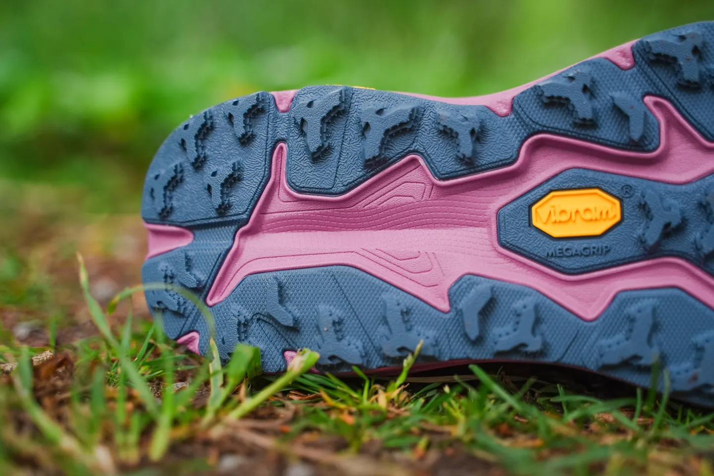 Suela Vibram Megagrip de la Hoka Speedgoat 6 con sus tacos de tracción