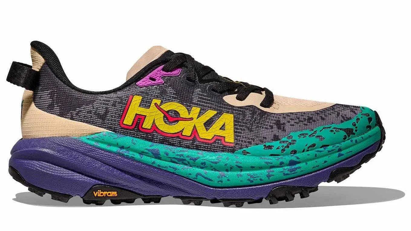 Par de zapatillas Hoka Speedgoat 6 en un entorno de montaña rocoso