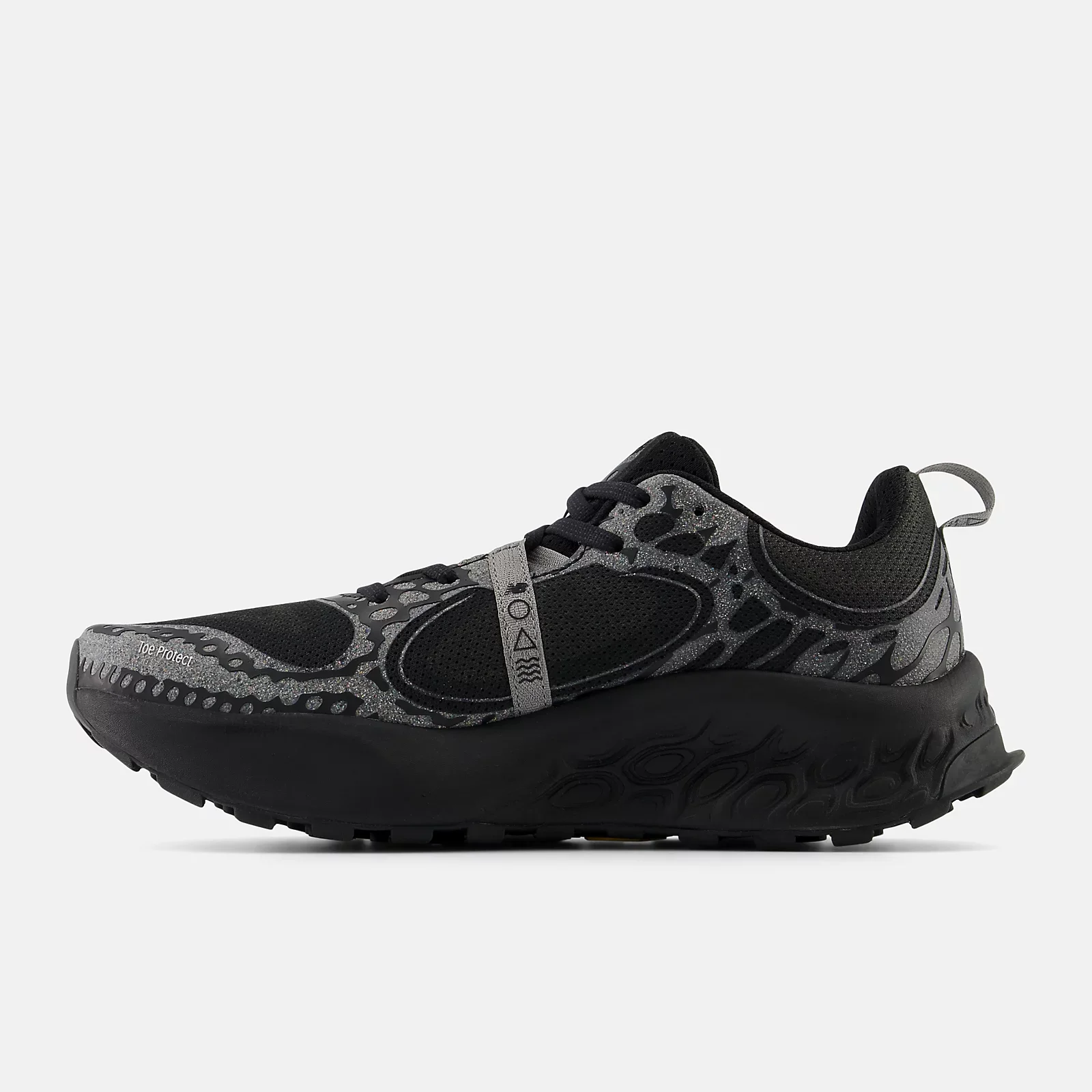 Zapatilla New Balance Fresh Foam X Hierro v8 en un camino forestal