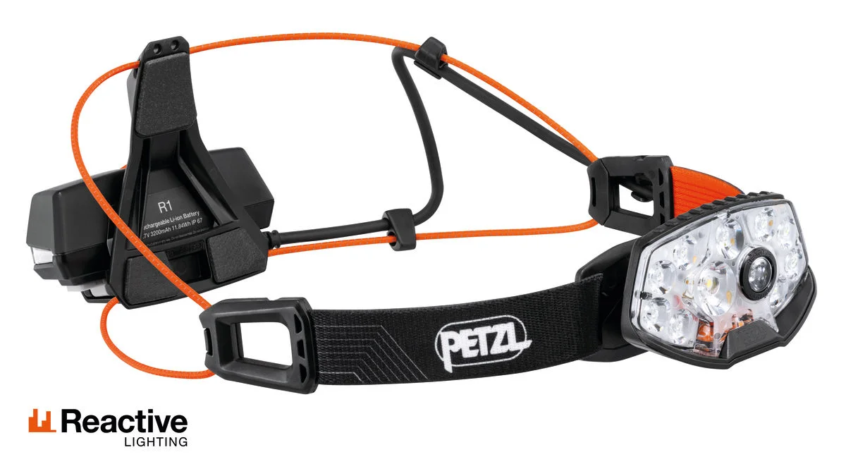 Frontal Petzl Nao RL iluminando un sendero nocturno