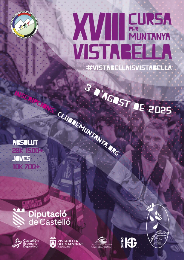 Corredores de la Cursa de Vistabella pasando por las calles abarrotadas de gente en Vistabella del Maestrat