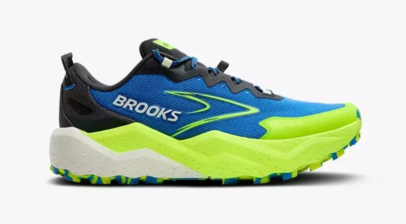 Primer plano de unas zapatillas de trail con buena amortiguación, ideales para un corredor veterano.