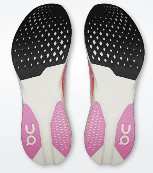 Detalle de la mediasuela Helion HF con la placa de carbono visible y la suela Missiongrip de las On Cloudboom Strike LS