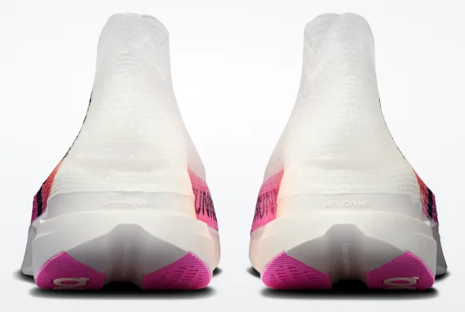 Primer plano de la trasera ultraligera y el sistema de ajuste de las On Cloudboom Strike LS