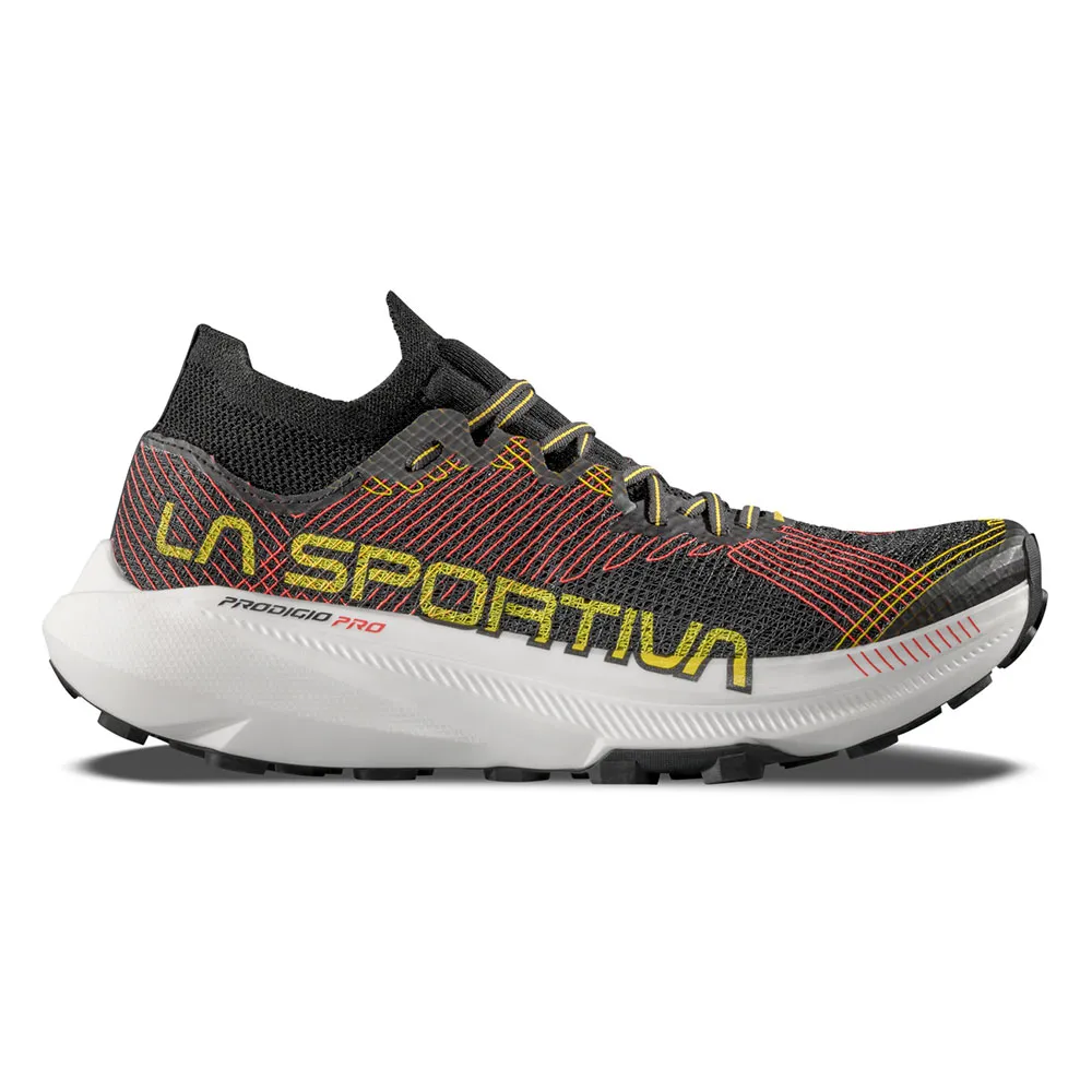 Zapatilla La Sportiva Prodigio Pro en terreno de montaña.