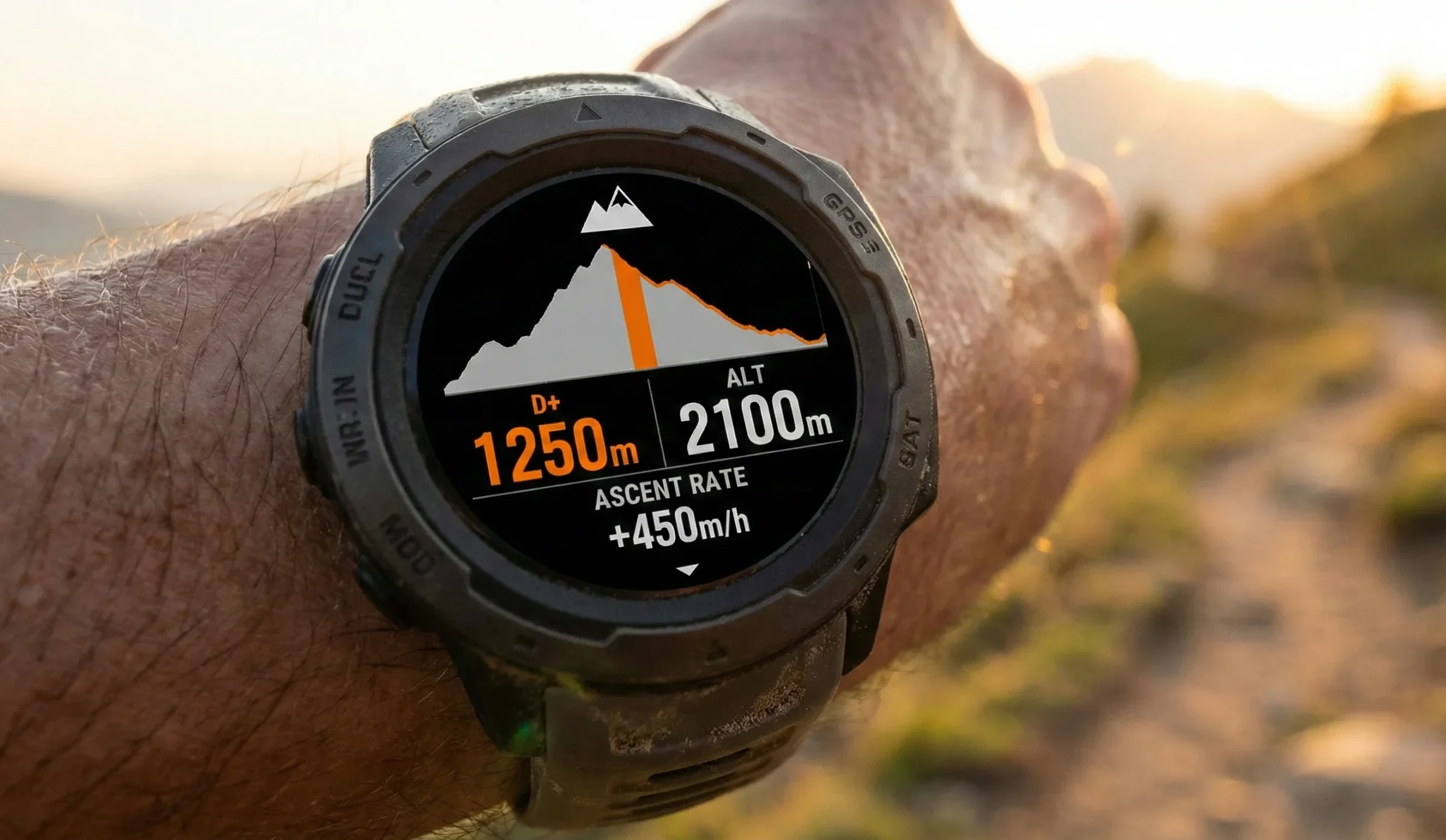 Primer plano de un reloj GPS mostrando datos de altimetría y desnivel acumulado en lugar de ritmo medio.