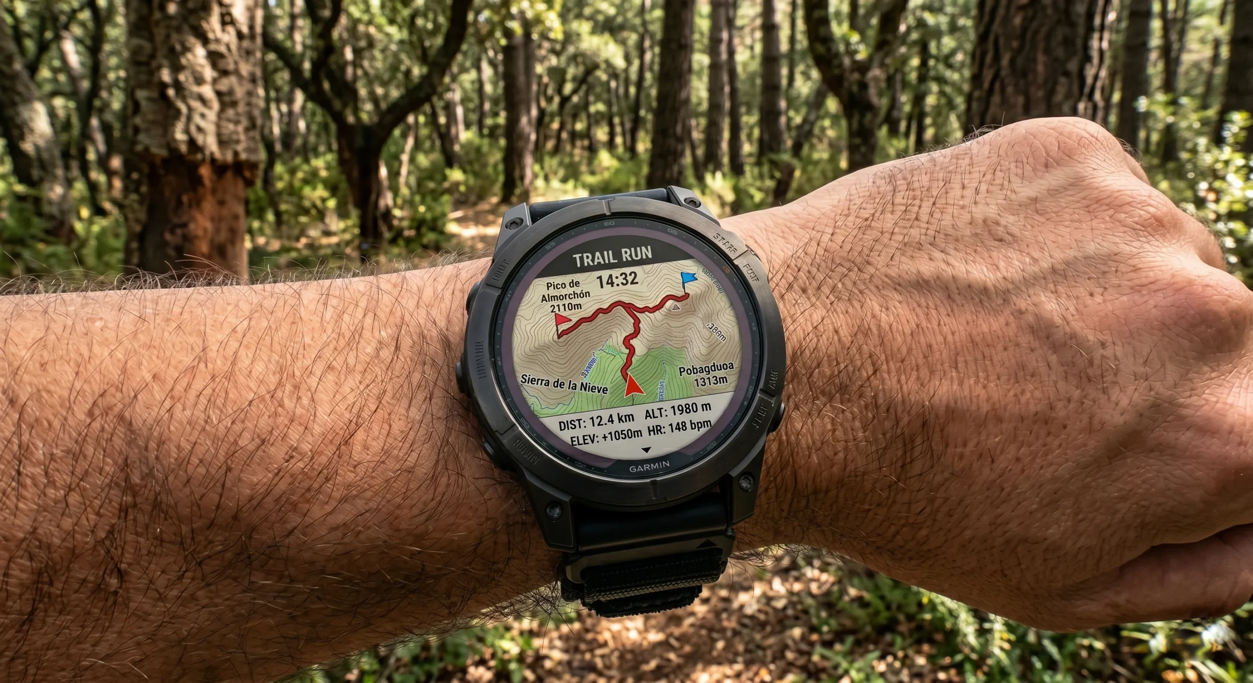 Pantalla de un reloj mostrando un mapa topográfico y una ruta de seguimiento en color rojo.