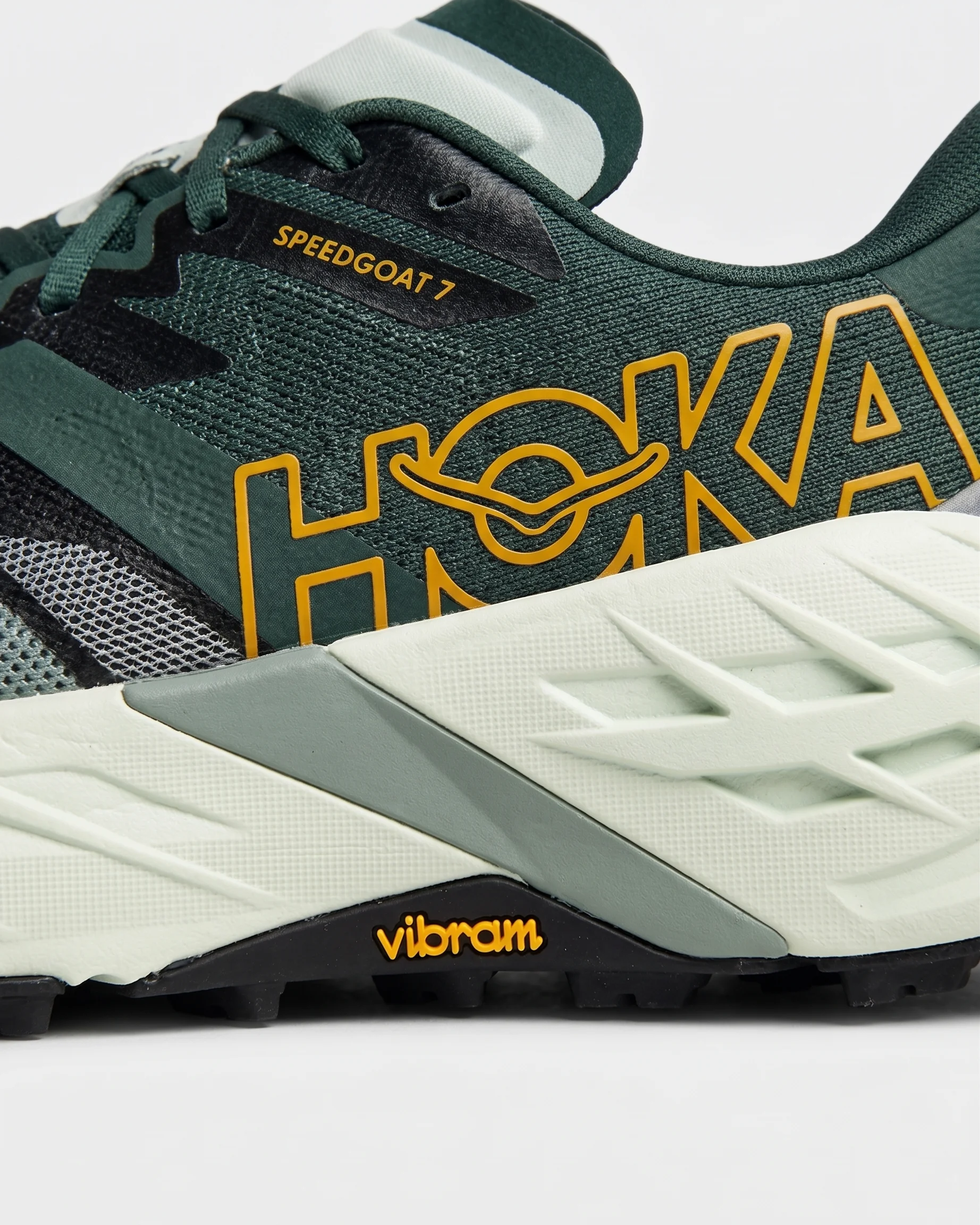 Detalle del perfil y la mediasuela maximalista de la Hoka Speedgoat 7